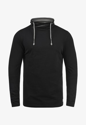 Melnas garās piedurknēs džemperis ar augstu apkakli, auklu aizdari un kontrastējošu iekšējo audumu. Gluda auduma tekstūra, minimālistisks dizains.