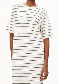 Bílé šaty s krátkými rukávy a černými vodorovnými pruhy, kulatý výstřih, volný střih, měkký materiál, sahající do poloviny stehen.