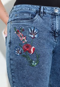 MIAMODA WITH FLORAL EMBROIDERY AND 5 POCKETS - Vaqueros mom - light blue