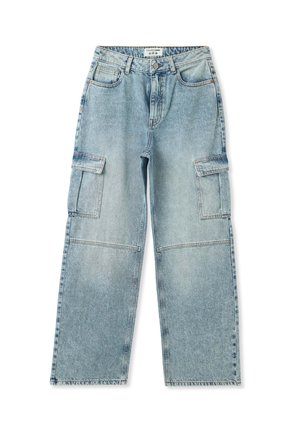 Pantaloni cargo in denim blu chiaro con gambe larghe, due tasche anteriori e tasche cargo laterali. Presentano una chiusura classica con bottone e cerniera.