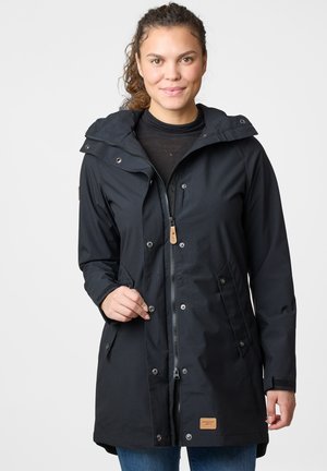 Czarna kurtka z kapturem, z zamkiem błyskawicznym z przodu, zatrzaskami oraz kieszeniami bocznymi. Charakteryzuje się teksturowanym materiałem oraz markowym naszywką na dolnym brzegu.