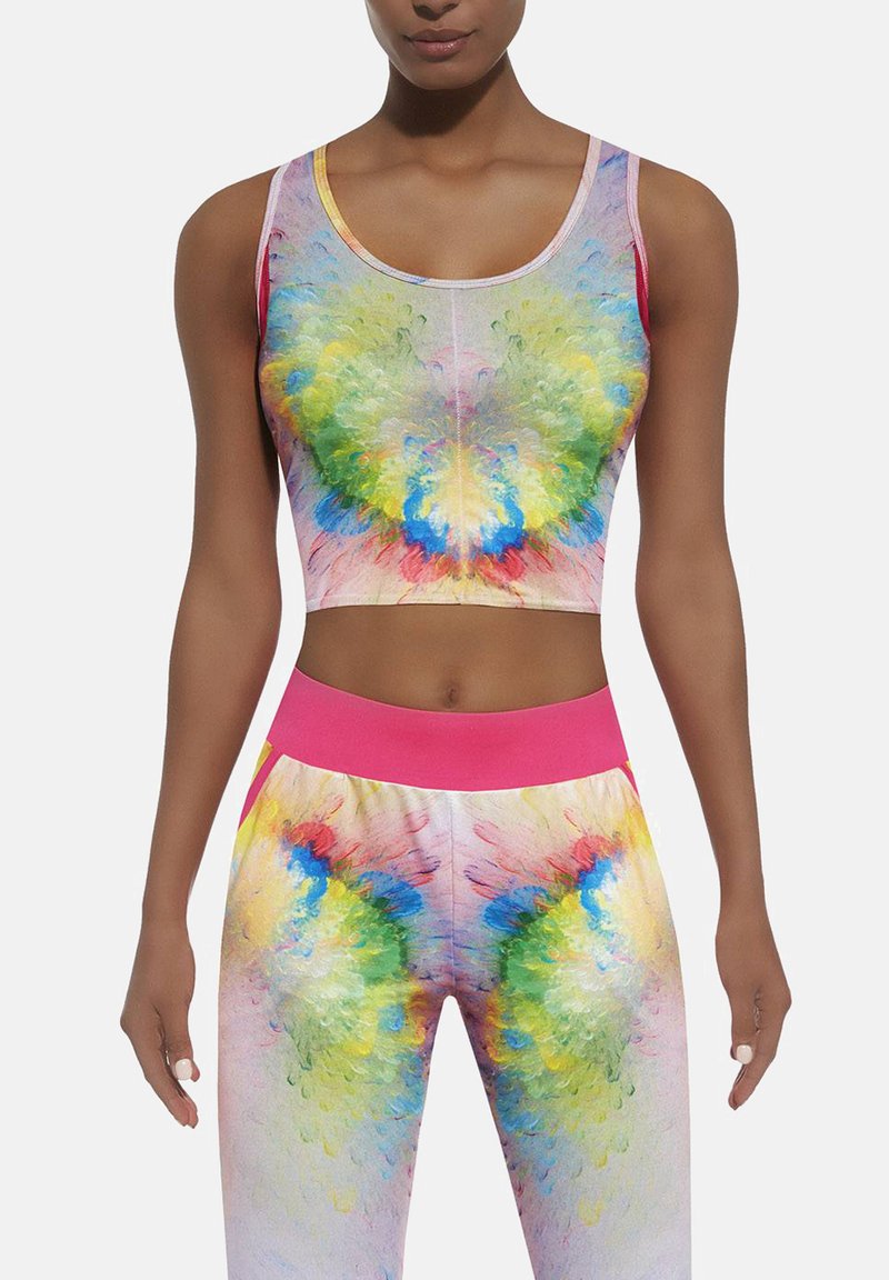 Kolorowy zestaw odzieży sportowej składający się z krótkiego topu i legginsów z wysokim stanem. Wykonany z elastycznego materiału z żywym, abstrakcyjnym wzorem.
