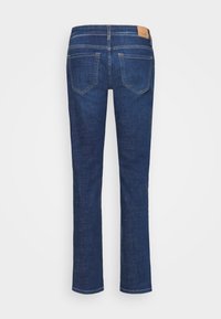 Jeans de mezclilla azul oscuro con un corte recto, que cuentan con dos bolsillos traseros, costuras en contraste y un sutil logo en la cinturilla.