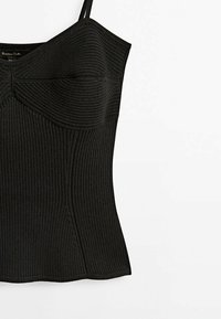 Top noir sans manches en maille côtelée avec fines bretelles et bonnets structurés, conçu pour une silhouette ajustée.