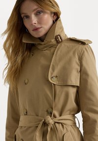 Lauren Ralph Lauren Petite WATER REPELLENT BELTED TWILL TRENCH COAT - Trenčkot - birch tan
