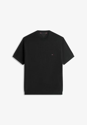 Schwarzes, kurzärmliges Strick-T-Shirt mit Rundhalsausschnitt und kleinem Logo in Rot, Weiß und Blau auf der linken Brust.