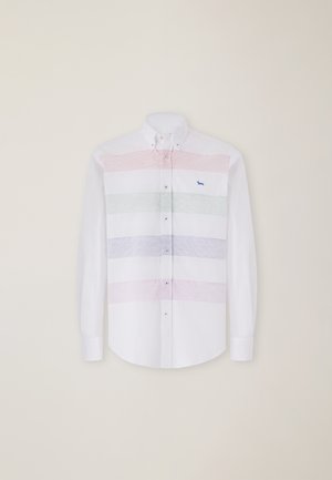 Camicia bianca con bottoni, caratterizzata da strisce orizzontali rosse, verdi e viola chiaro, con un piccolo logo blu sul petto.