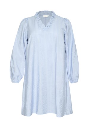 Lyseblå kjole med en rynket V-hals, fuldærmer og lodrette strukturerede striber. Lavet af et blødt, let stof.