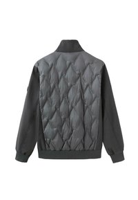 Kurtka ocieplana z szarego pikowanego materiału z tyłu, z jednolitym szarym przodem, stójką, elastycznymi mankietami i dolnym hemem, charakteryzująca się połączeniem różnych materiałów i faktur.