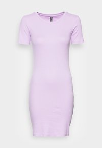 Fialové šaty s krátkým rukávem, těsně padnoucí střih, směs bavlny, kulatý výstřih, hladká textura, lem těsně nad kolenem, minimalistický design.