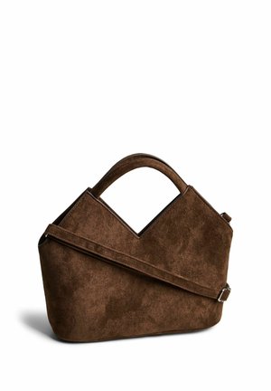 Sac à main en daim marron avec une forme géométrique, poignée supérieure et bandoulière réglable, présenté sur fond blanc.