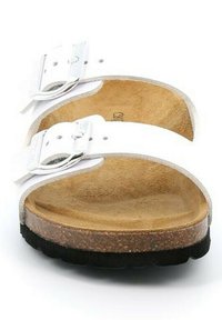 Sandali bianchi con due fibbie argentate regolabili, footbed in sughero e suola in gomma nera testurizzata. Design piatto, stile open-toe.