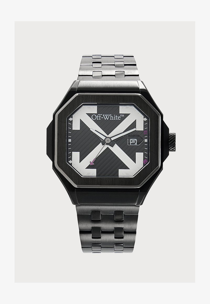 Montre-bracelet noire en acier inoxydable avec cadran carré, logo Off-White, motif flèche blanche, guichet dateur et bracelet à maillons en métal.