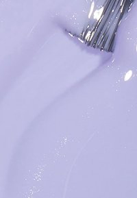 Smalto di un lavanda con finitura lucida, dotato di un pennello metallico. La texture appare liscia con fini luccichii.