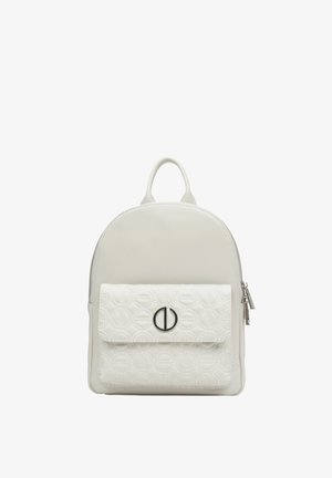 Sac à dos en cuir blanc avec une forme arrondie, doté d'une poche avant texturée et d'un motif circulaire, fermeture éclair argentée et une anse supérieure.