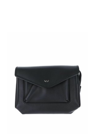 Petit sac bandoulière compact en cuir noir avec fermeture par rabat avant et petit emblème logo argenté centré sur le rabat.