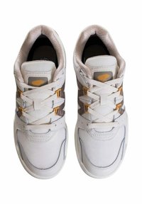 Sneaker bianchi con accentuazioni in pelle testurizzata, dotati di hardware beige e oro, lacci piatti e colletto imbottito.