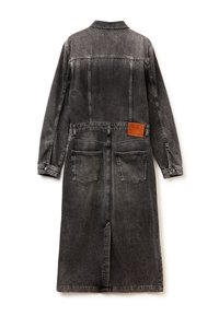 Długa czarna sukienka dżinsowa z kołnierzykiem, zapinana na guziki z przodu i dwoma kieszeniami z tyłu. Posiada brązową skórzaną metkę na pasie.