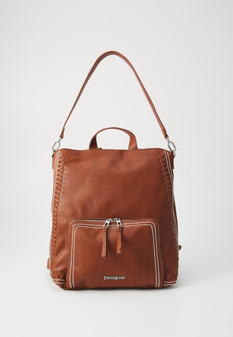 Sac à dos en cuir marron avec un détail tissé sur le côté, une bandoulière réglable, une poignée supérieure et une poche zippée à l'avant avec des tirettes de zip doubles.