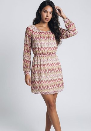 Outfitters Nation, VESTIDO FLUIDO ESTAMPADO CON CINTURA ELÁSTICA MUJER - Vestido informal - morado