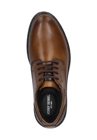 Zapato de cuero marrón con un acabado suave, cordones marrones, marca grabada en la plantilla y una suela negra de contraste.