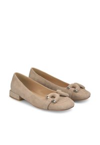 Bailarinas de ante beige con puntera redondeada y un adorno de lazo, detalles metálicos y un pequeño tacón cuadrado. Textura suave.