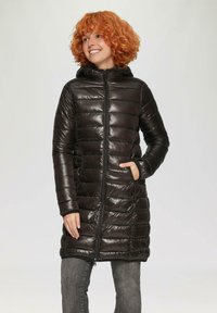 Zwarte, puffy, knielange jas met een capuchon, met een horizontaal gestikt ontwerp, ritssluiting aan de voorkant en zijzakken. Glad, glanzend textuur.