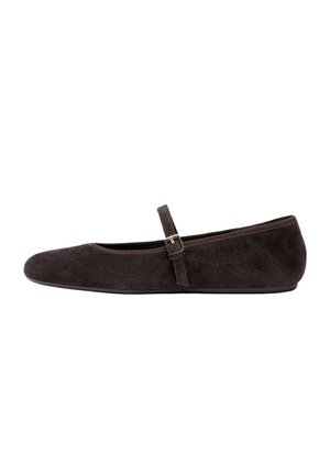 Chaussure plate Mary Jane en daim noir avec fine bride et boucle argentée sur fond blanc.