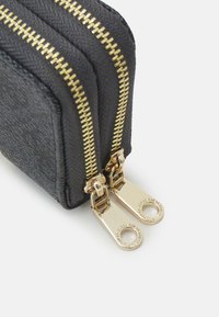 Guess DOUBLE ZIP MINI WALLET - Piniginė - coal