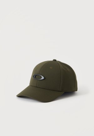 Casquette de baseball vert foncé avec une visière incurvée et un logo ovale noir sur le devant, présentée sur un fond clair uni.