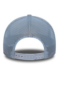 Lyseblå mesh-cap med en fleksibel plastikskygge og justerbar bagside med flere trykknapper. Åndbart design for komfort.