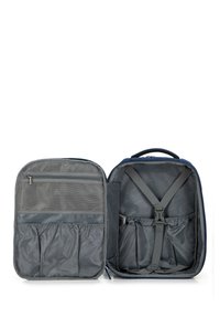 Bavlněný batoh námořnické barvy se šedým interiérem. Dvě zipové přihrádky; jedna s mřížkovými kapsami a elastickým úložným prostorem; nastavitelné popruhy uvnitř.