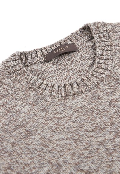 Pull en maille texturé brun et crème avec un col rond côtelé. L'étiquette indique "SLOWEAR ZIRIONE." Détail rapproché du motif du tissu.