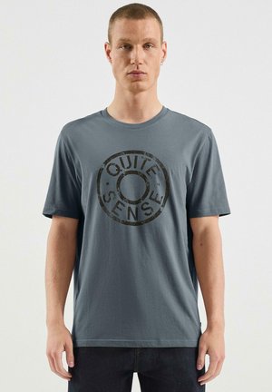 - T-shirt z nadrukiem