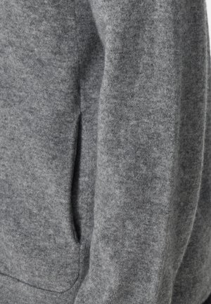 Grauer Wollpullover mit weicher Textur, Seitentasche und klassische Passform. Schlichtes Design ohne sichtbare Logos oder Muster.