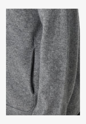 Grauer Wollpullover mit weicher Textur, Seitentasche und klassische Passform. Schlichtes Design ohne sichtbare Logos oder Muster.