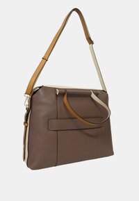 Bolso de cuero marrón con una textura suave, que presenta una base de color crema en contraste, una correa ajustable y un detalle en un panel horizontal en la parte frontal.