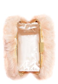 Liten rektangulär clutchväska med persikofärgad konstpäls på utsidan, guldmetallram och glänsande satinfoder, visad öppen och tom.