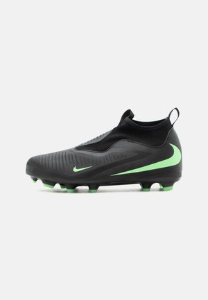Čierny futbalový kopačka s vysokým golierom okolo členka, zelené logo Nike na strane a na kolíkoch podrážky, na bielom pozadí.