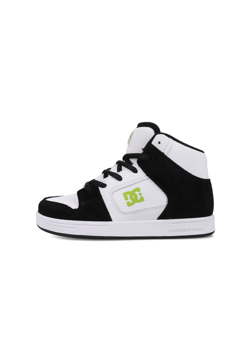 High-top sneaker met een zwart-wit kleurenschema, suède en leren materialen, met een groene logo-accent en platte veters.