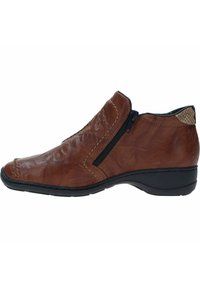 Botte en cuir marron à cheville avec un bout pointu, fermeture éclair sur le côté et détails cousus. Elle dispose d'un talon texturé et d'une semelle en caoutchouc flexible.