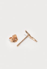 Guldtonet ørekrog og studs med en glat, poleret overflade. Krogen har et afrundet design, mens studsen har en slank, forlænget form.