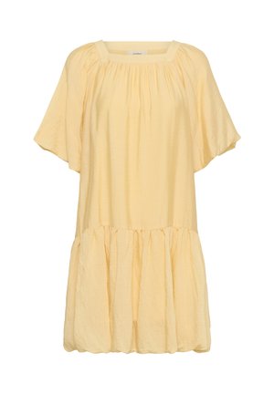 Lõtv, helekollane kleit, lühikeste laiade varrukatega, ruudukujulise kaelusega, kogutud kangadetailide ja volangidega hem.