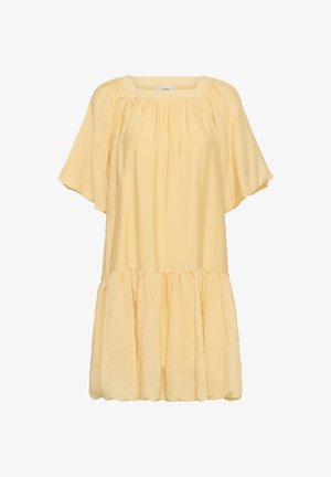Laisvai krintanti šviesiai geltona suknelė trumpomis platėjančiomis rankovėmis, kvadratine iškirpte, susmulkintais audinio detalėmis ir raukšlėtu hemu.