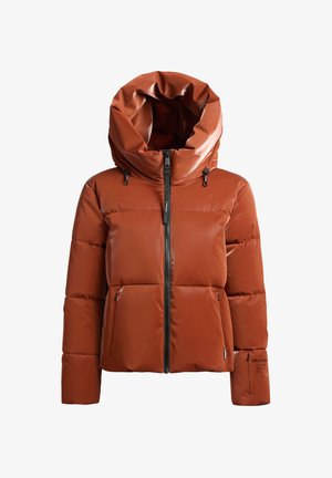 Pufi, rozsdaszínű dzseki nagy, leeresztett kapucnival, elöl cipzárral és két oldalsó zsebbel; az ujján logó található.