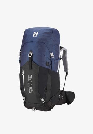 Sac à dos de randonnée Millet bleu et noir avec plusieurs sangles, fermetures éclair, support rembourré aux épaules et à la taille, avec logo à l'avant et sur le dessus.