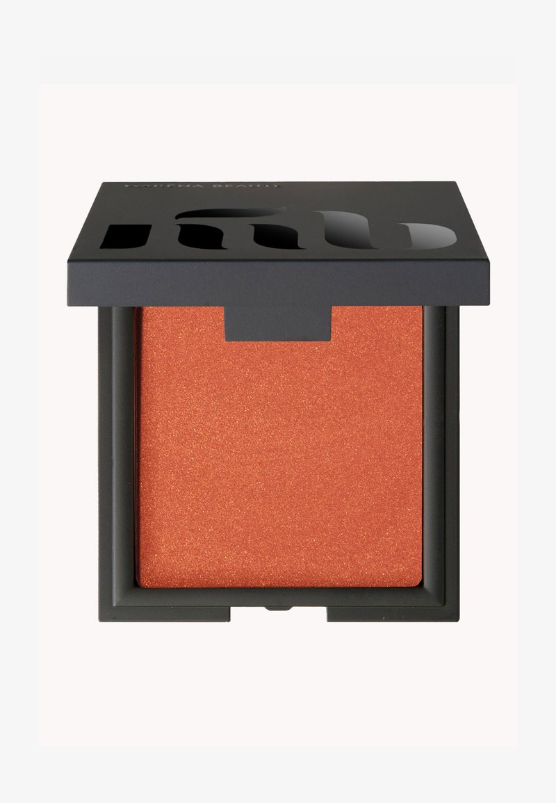 Orange shimmer-blush i en fyrkantig dosa med ett matt svart lock. Dosen har en utskärning för att visa produkten.