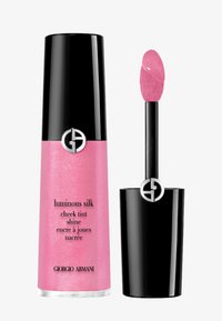 Giorgio Armani lysande silkeslen kindblush i en rosa pärlemorsk tube med svart lock, med en kilapplikator och silverlogotypdetalj.