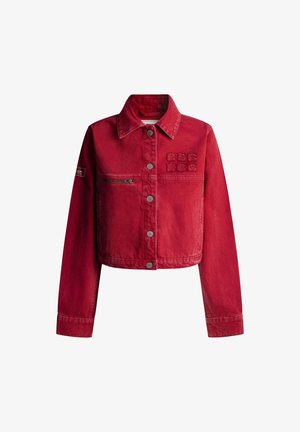 Sarkans džinsu žakets ar īsu dizainu, pogu aizdari, divām kabatām un izšūtu logotipu uz krūtīm. Gluda tekstūra un standarta apmale.