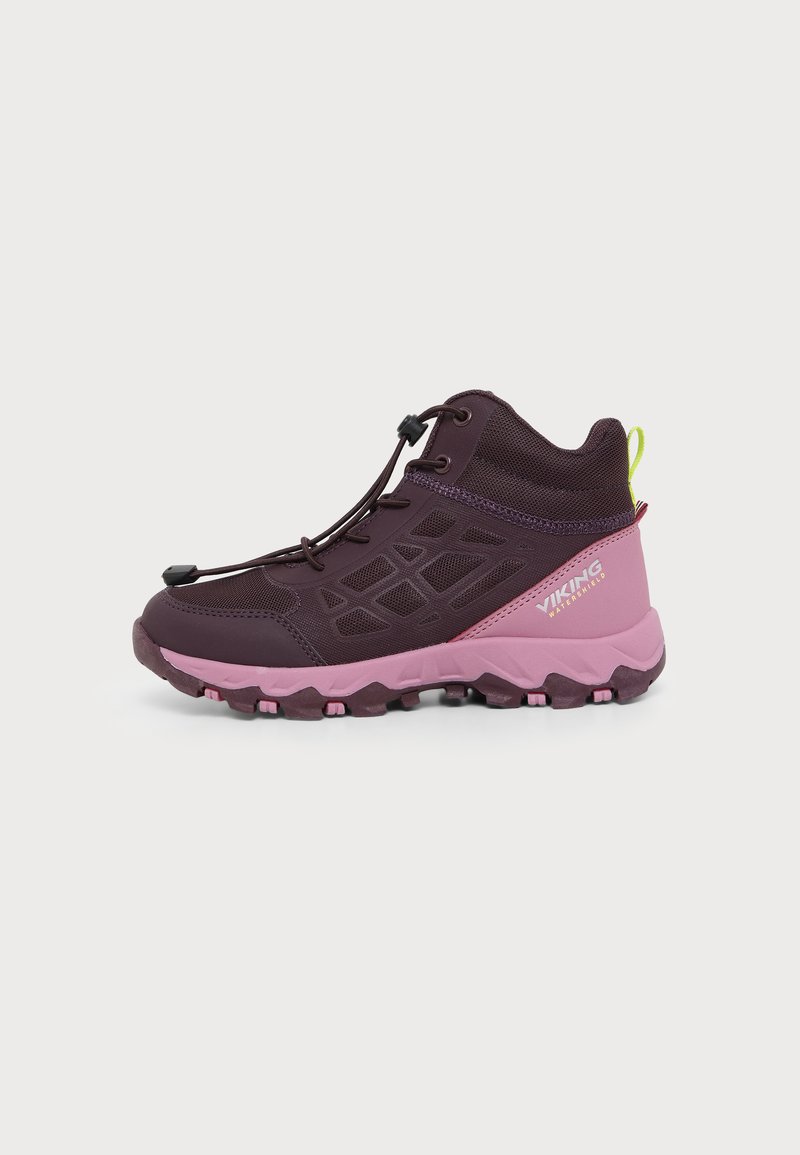 Botte de randonnée violette et rose avec semelle robuste, panneaux en mesh, lacet élastique et languette jaune au talon, marque Viking imperméable.